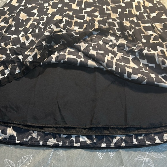 Ladies White House Black Market Skirt. - Picture 3 of 9